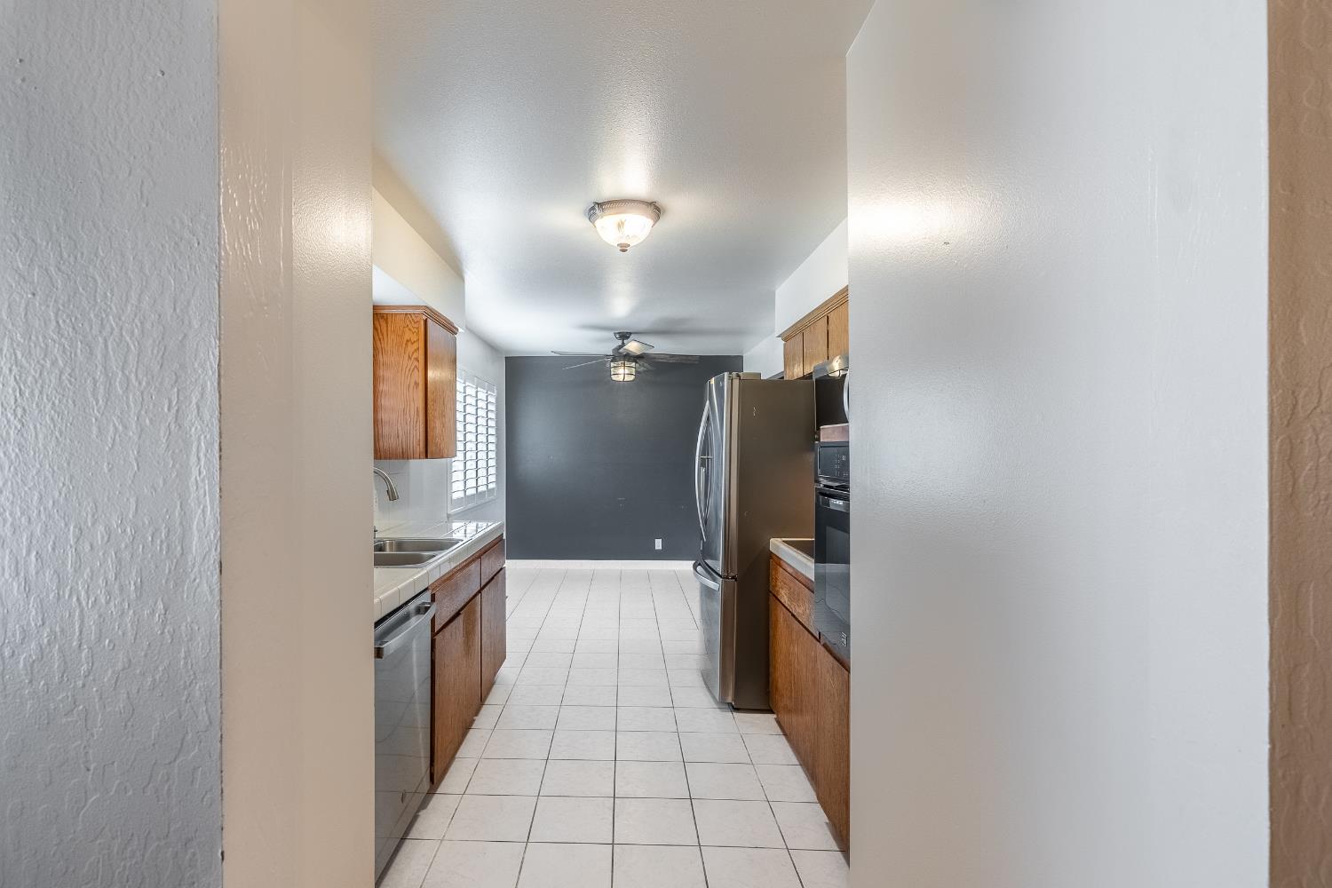 61 West Rall Avenue Clovis, CA 93612 - Photo 4 of 24