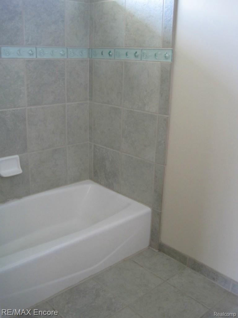 6835 Oakhurst Ridge Road Clarkston, MI 48348 - Photo 31 of 46 Jack & Jill Shower.jpg