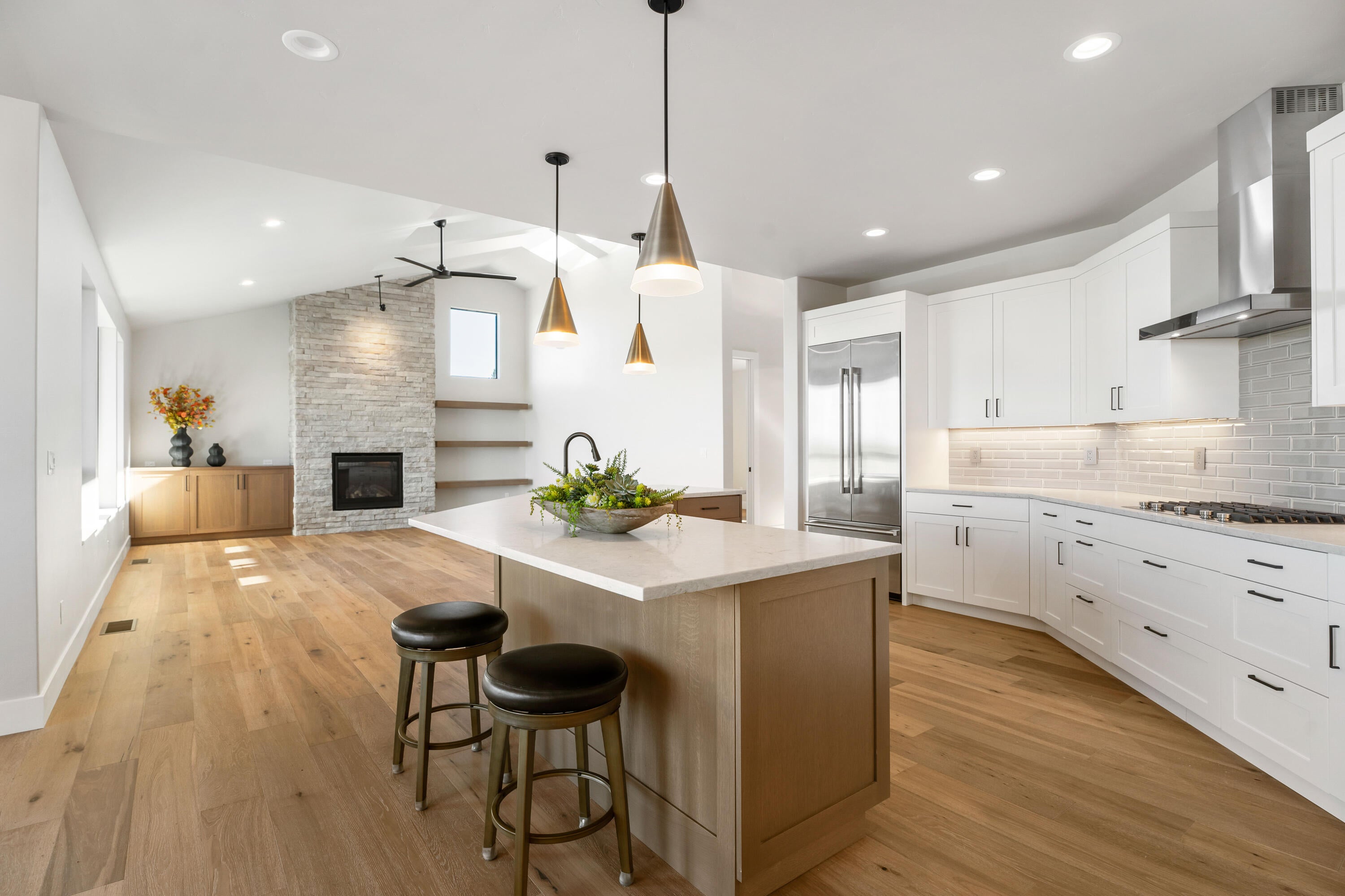 10186 Sundance Ridge Loop Redmond, OR 97756 - Photo 15 of 63 17-Kitchen