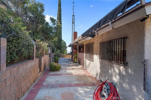 a view of a house with a backyard