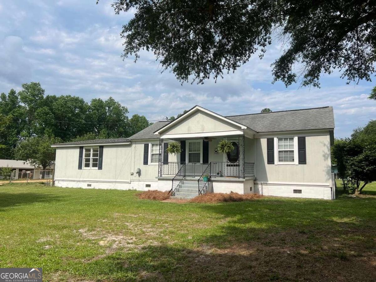 18 Harvey Womack Road Hazlehurst, GA 31539 - Photo 1 of 1 a front view of house with yard and green space