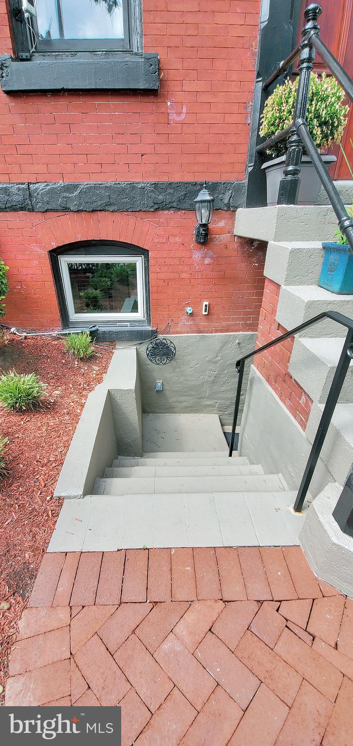 1315 R Street Northwest, Unit B Washington, DC 20009 - Photo 3 of 27 Front Entrance