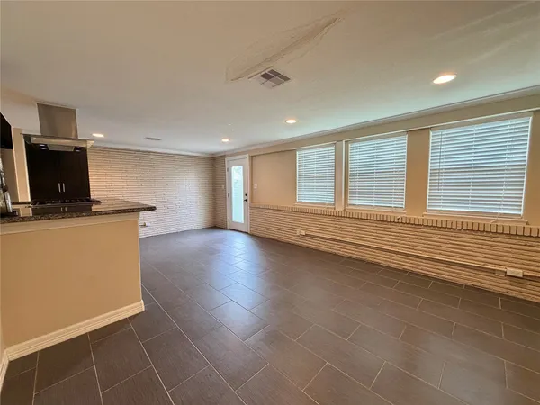 $1,400 | 1932 North Avenue H, Freeport, TX 77541