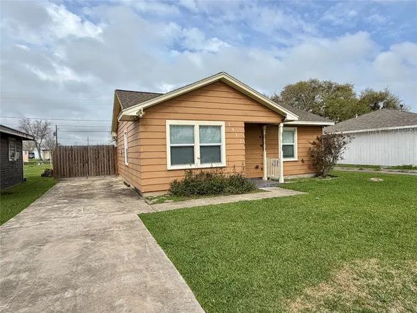 $1,400 | 1932 North Avenue H, Freeport, TX 77541