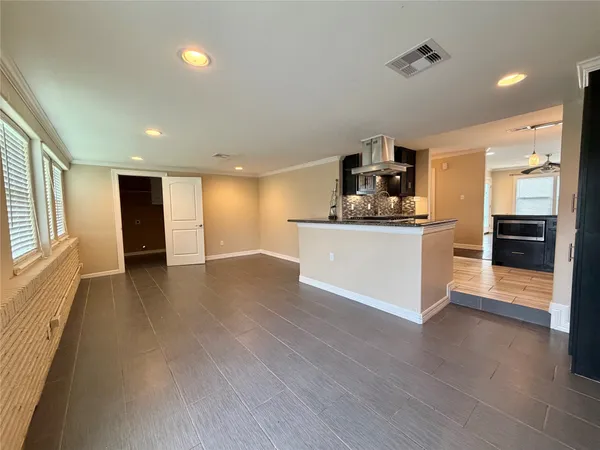 $1,400 | 1932 North Avenue H, Freeport, TX 77541