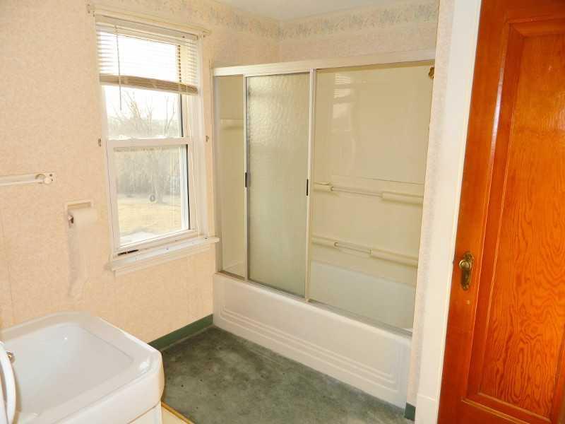 975 Ridge Road Ambridge, PA 15003 - Photo 17 of 25 Full Bath. Full Bath upstairs.