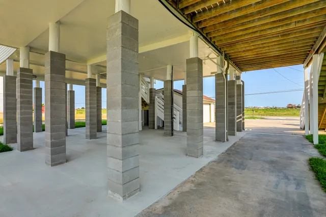 a view of a pathway along the building