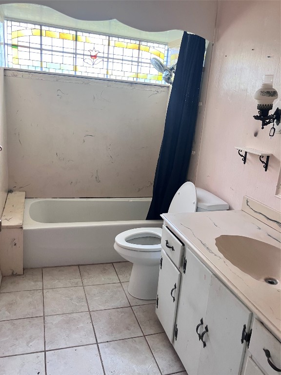 5012 Winding Way Dickinson, TX 77539 - Photo 12 of 23 a bathroom with a sink a toilet and bathtub