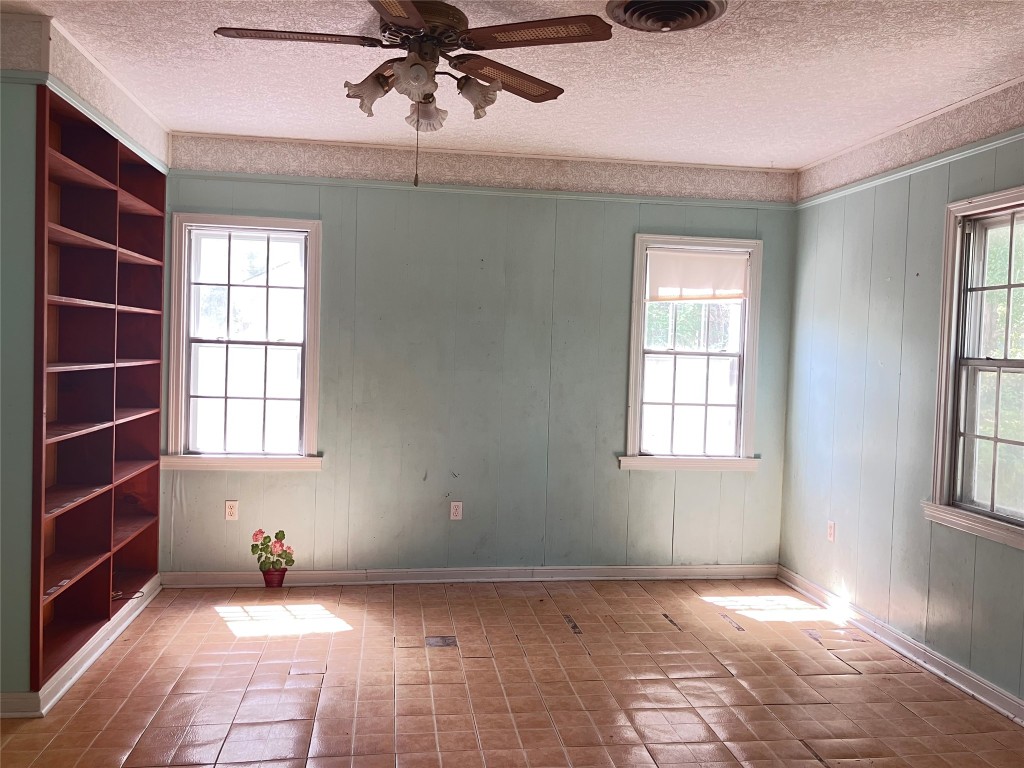 5012 Winding Way Dickinson, TX 77539 - Photo 5 of 23 a view of an empty room with a window