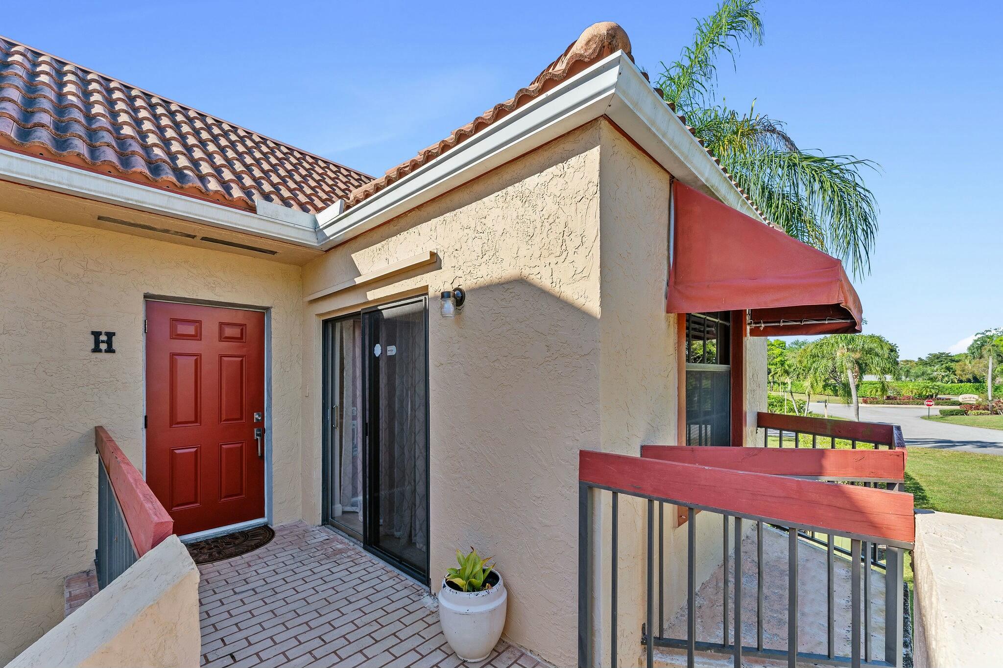 23032 Island View, Unit H Boca Raton, FL 33433 - Photo 2 of 30 a view of a house with backyard and sitting area