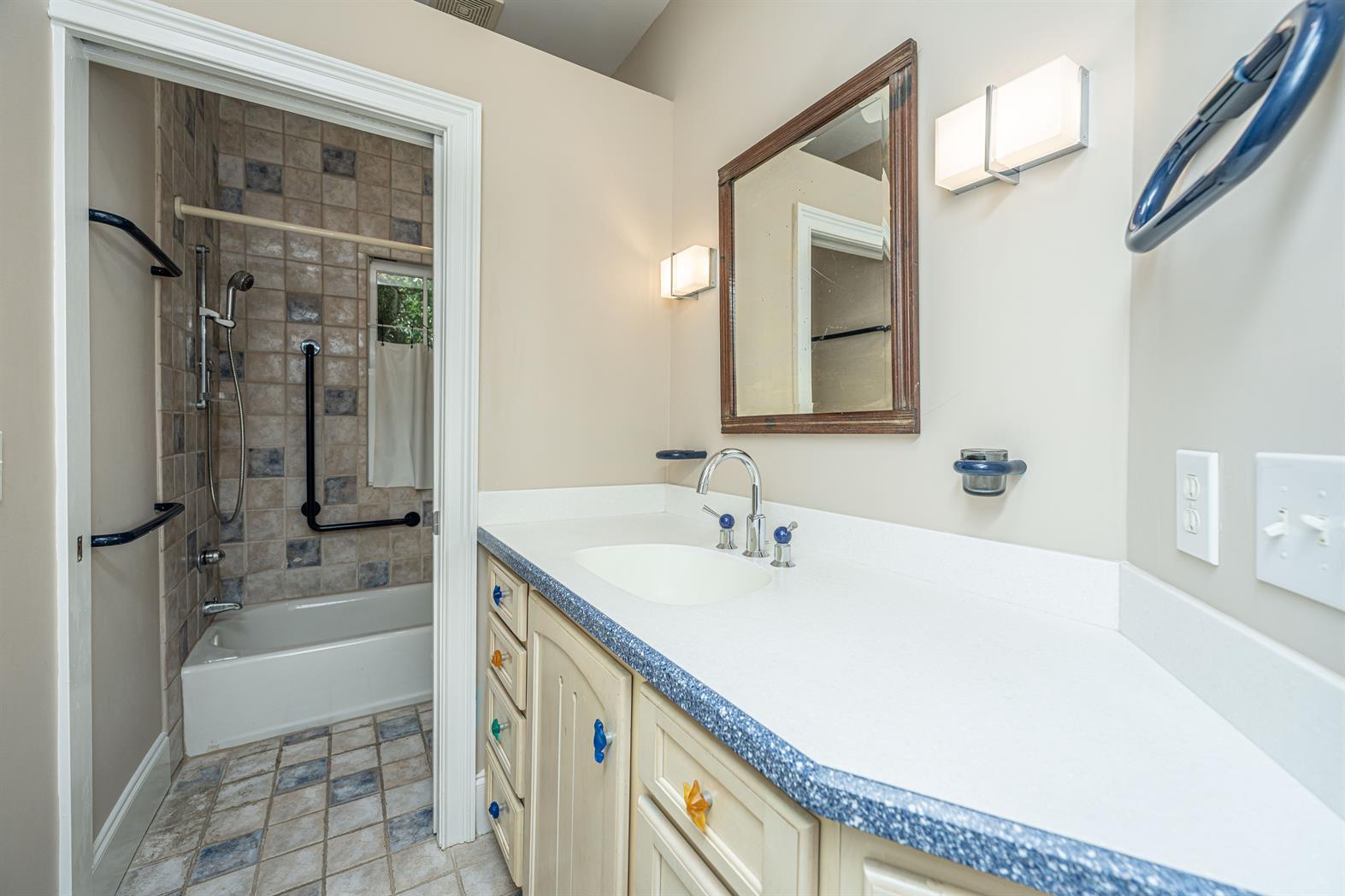 34 Eastlake Road Mount Pleasant, SC 29464 - Photo 16 of 23 34 Eastlake - 2nd Bath on Hall upstairs