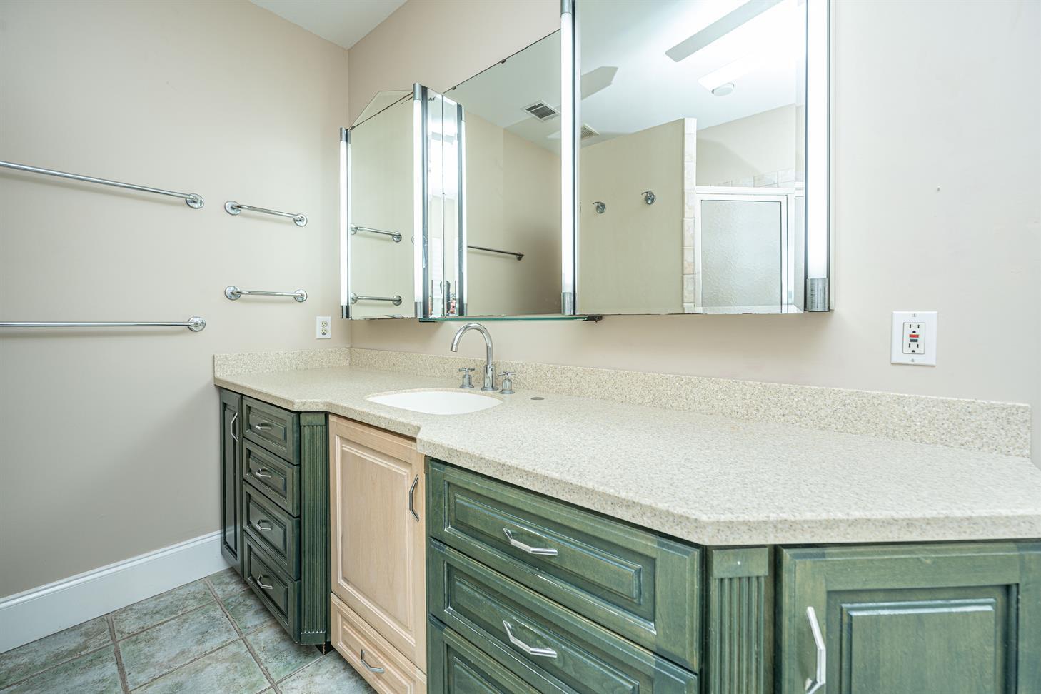 34 Eastlake Road Mount Pleasant, SC 29464 - Photo 22 of 23 34 Eastlake - Primary bath 3 - 5-29-2024