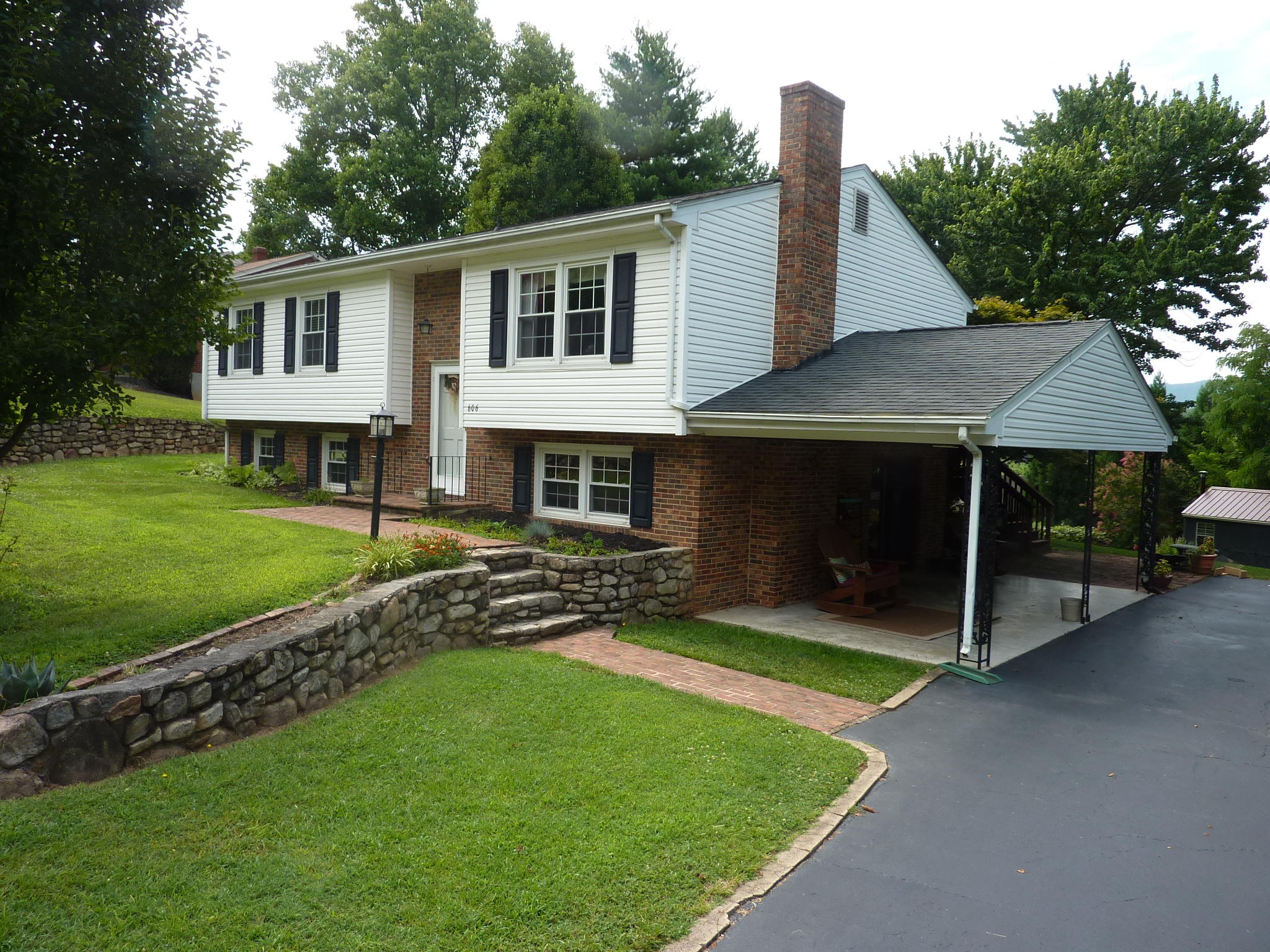 606 Diamond Road Salem, VA 24153 - Photo 1 of 23 front