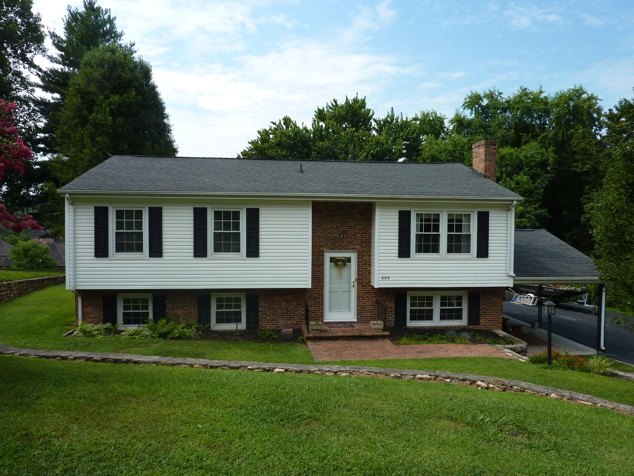606 Diamond Road Salem, VA 24153 - Photo 2 of 23 P1040476
