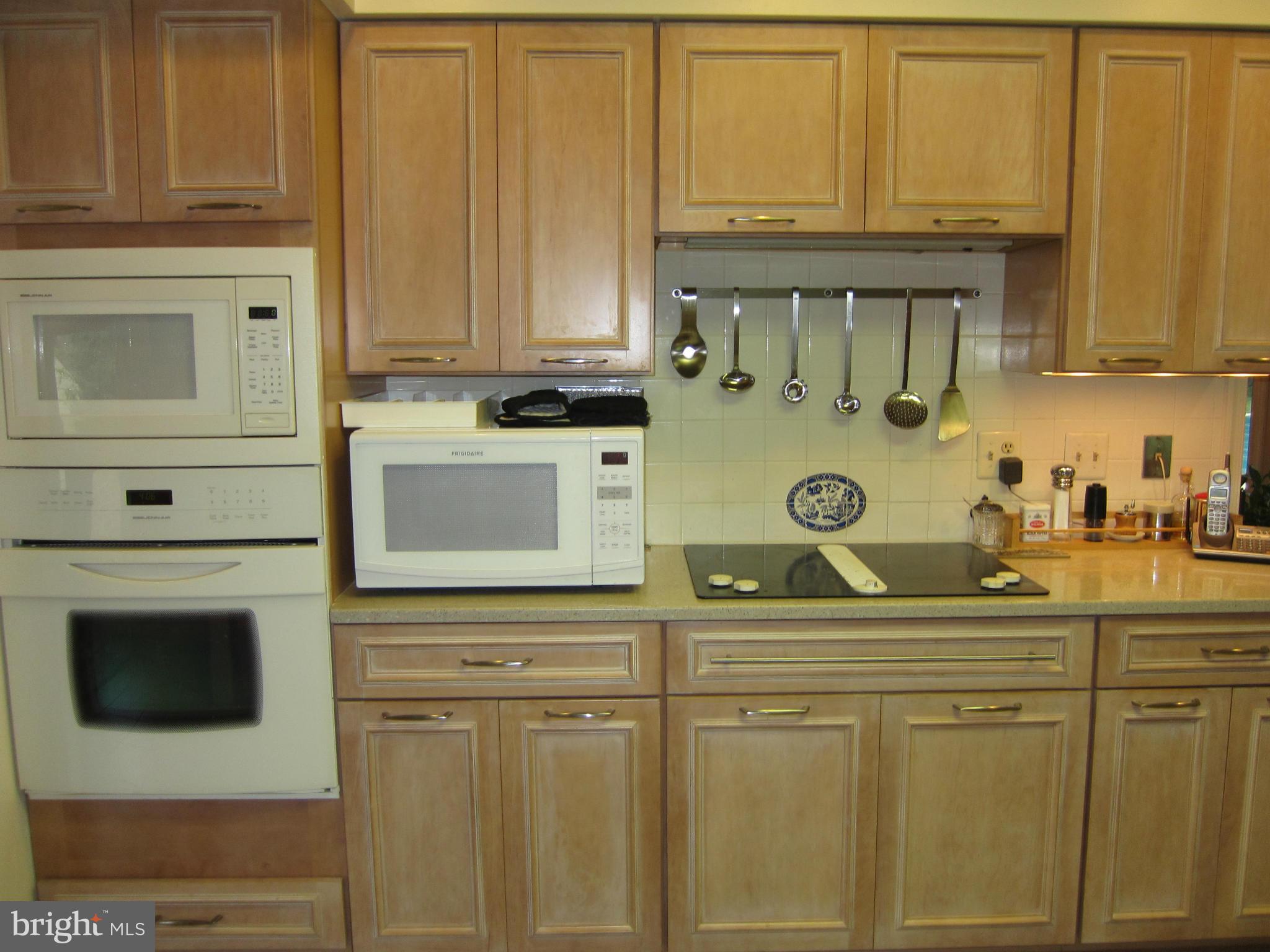15212 Winstead Lane Silver Spring, MD 20905 - Photo 10 of 30 Upgraded kitchen cabinets, oven, microwave