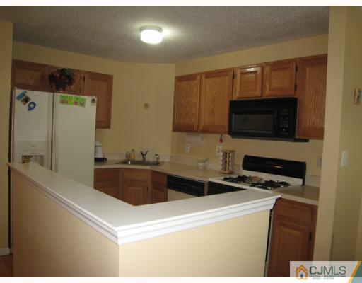 64 Prestwick Way Edison, NJ 08820 - Photo 3 of 10 Gallery Image 3