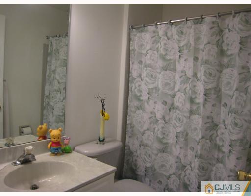 64 Prestwick Way Edison, NJ 08820 - Photo 8 of 10 Gallery Image 8