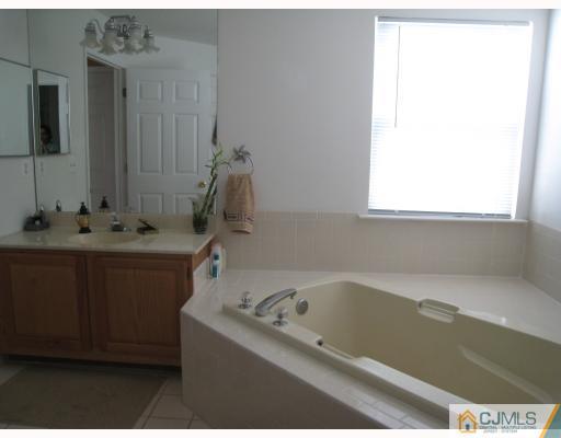 64 Prestwick Way Edison, NJ 08820 - Photo 9 of 10 Gallery Image 9