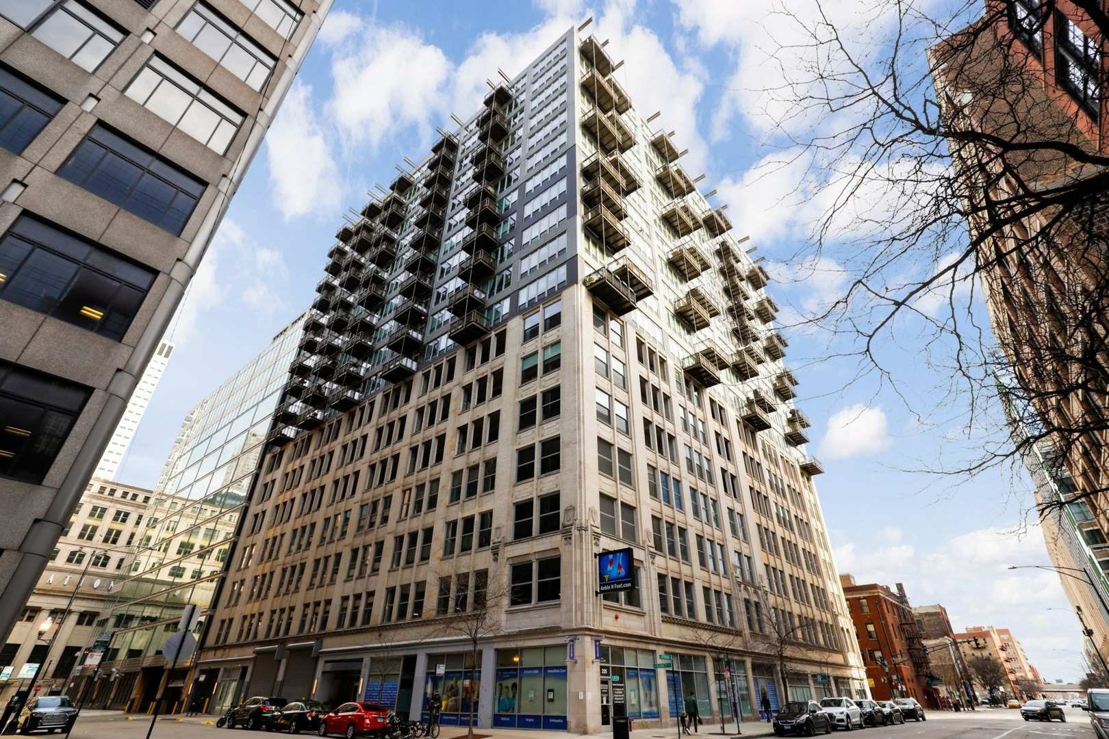565 West Quincy Street, Unit 717 Chicago, IL 60661 - Photo 1 of 37 front view of a building