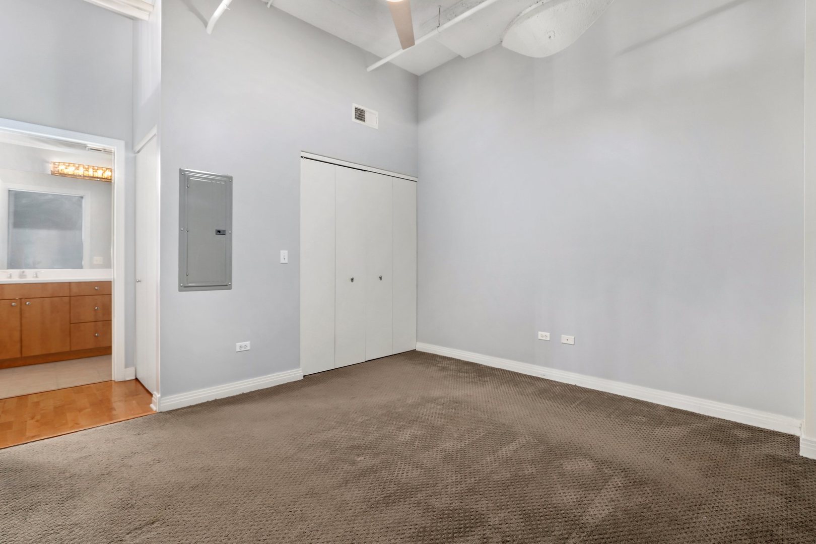 565 West Quincy Street, Unit 717 Chicago, IL 60661 - Photo 20 of 37 an empty room with mirror