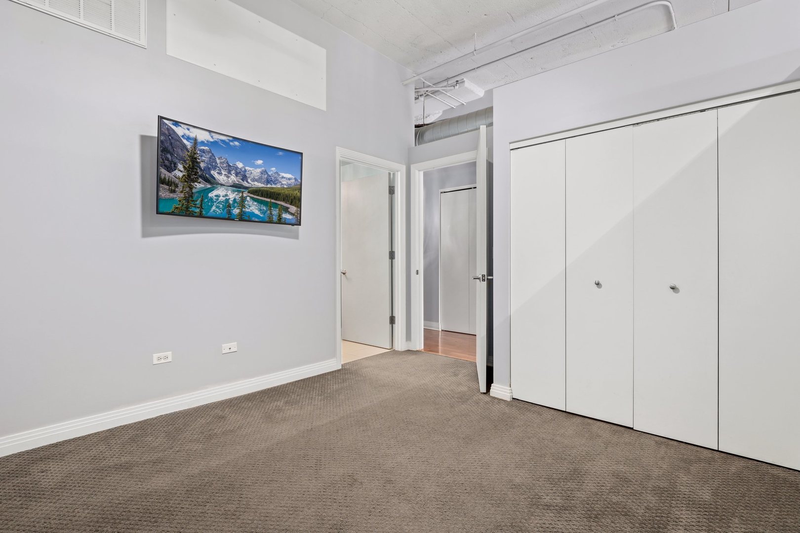 565 West Quincy Street, Unit 717 Chicago, IL 60661 - Photo 21 of 37 a view of an empty room