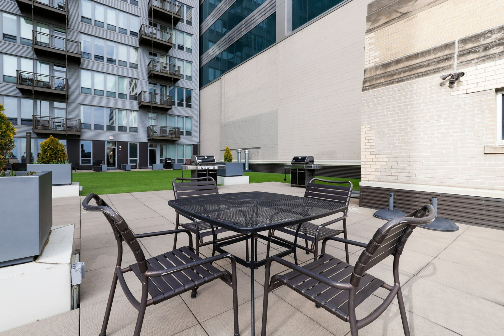 565 West Quincy Street, Unit 717 Chicago, IL 60661 - Photo 30 of 37 a view of a backyard with sitting area