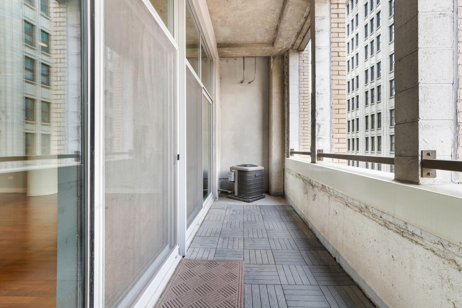565 West Quincy Street, Unit 717 Chicago, IL 60661 - Photo 5 of 37 a view of a bathroom with a tub and a window