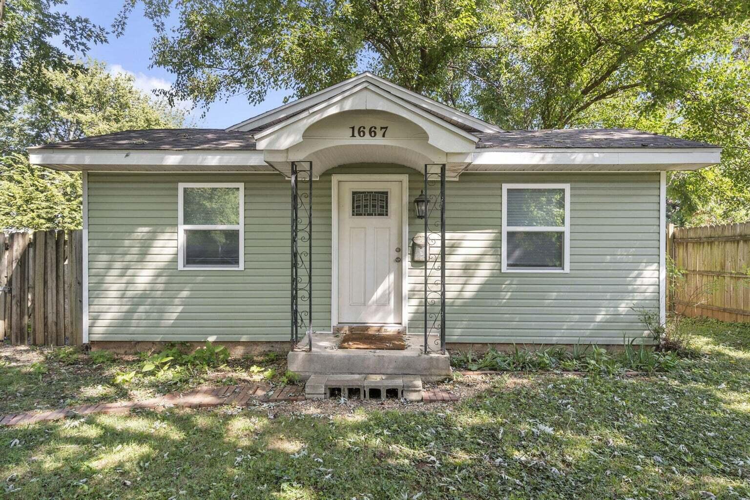 1667 East Commercial Street Springfield, MO 65803 - Photo 1 of 1 20230907153830568117000000-o