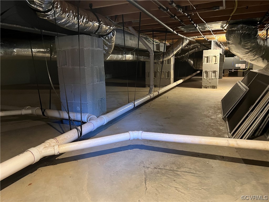 124 West Lancashire Williamsburg, VA 23188 - Photo 42 of 44 a view of a garage