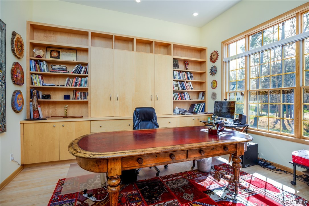 124 West Lancashire Williamsburg, VA 23188 - Photo 9 of 44 a dining room with a table and chairs