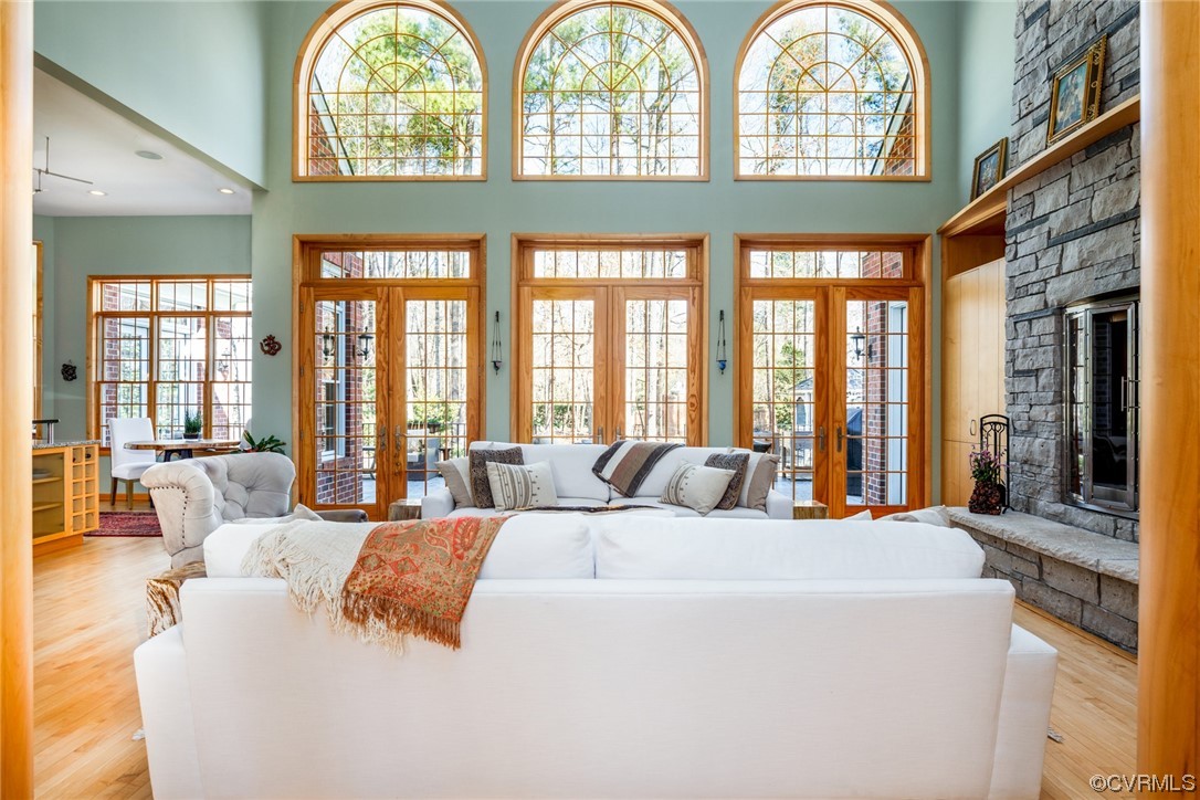 124 West Lancashire Williamsburg, VA 23188 - Photo 10 of 44 a large bedroom with bed and large windows