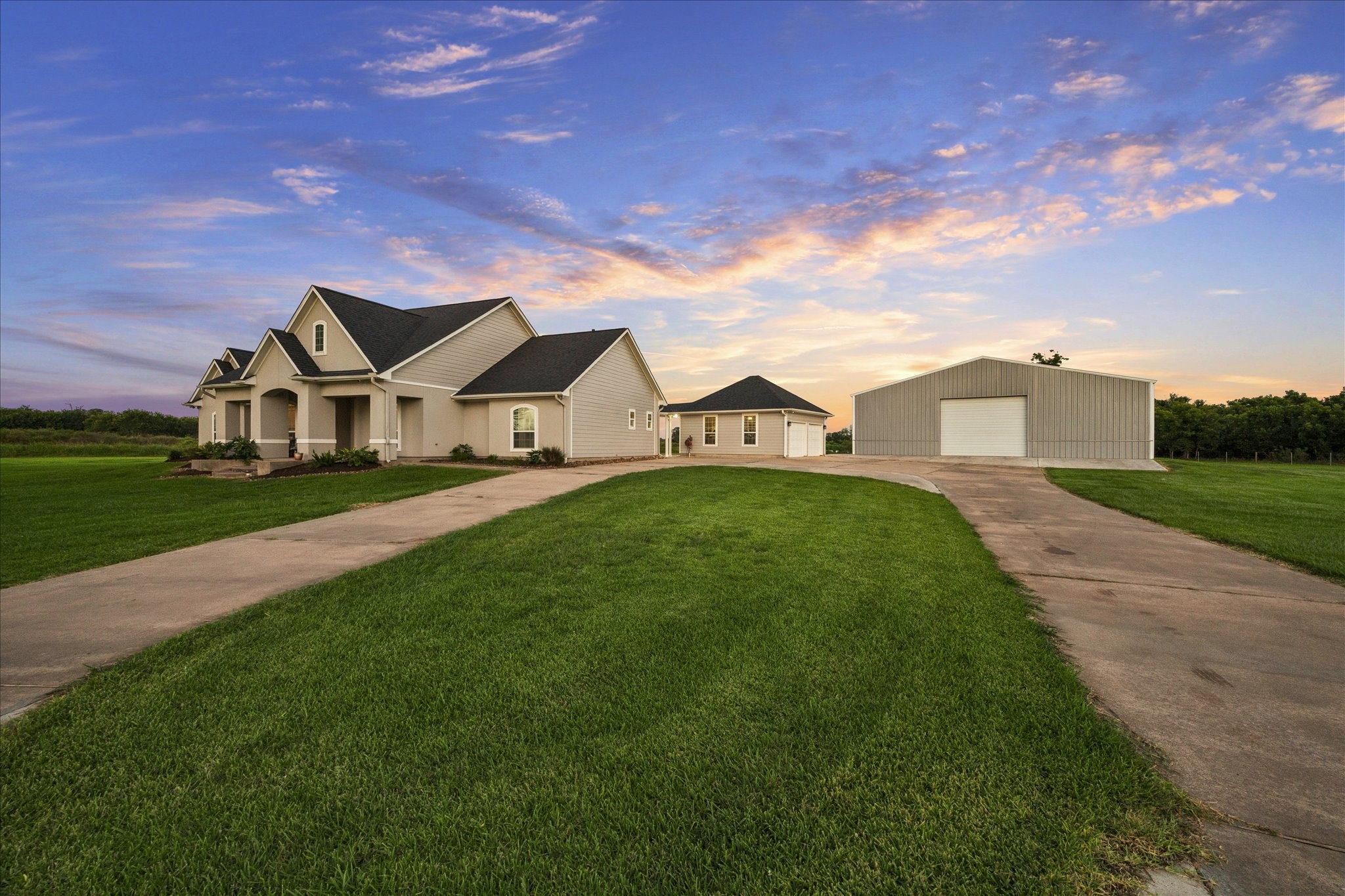 2702 Horseshoe Lane Rosharon, TX 77583 - Photo 3 of 43 Long driveway leads to the home and impressive 4,800-square-foot insulated, climate-controlled shop
