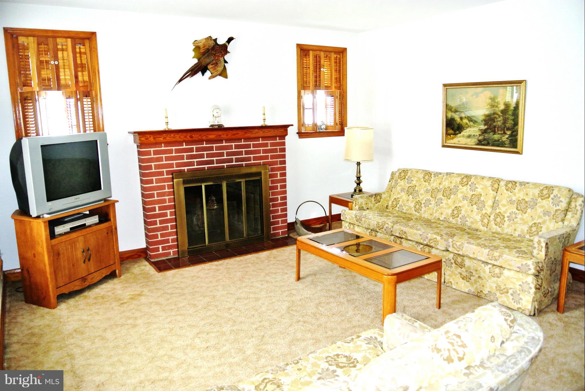 4407 Ebenezer Road Baltimore, MD 21236 - Photo 10 of 28 Living Room