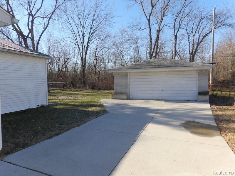 2.5 car vinyl sided garage, a corner work bench area + 2 built-in brick flower boxes - 1 on each side of garage door!
