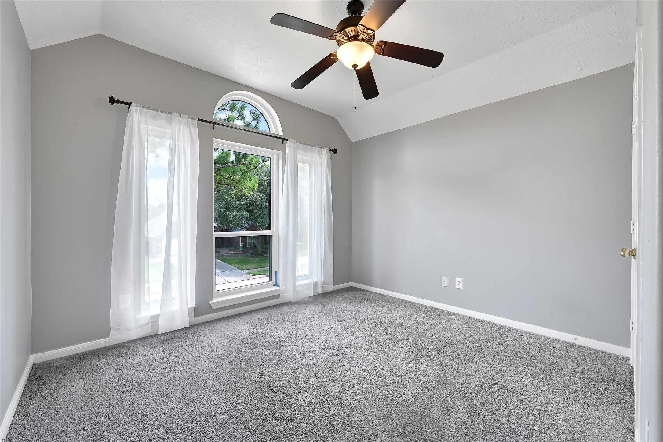 10219 Sable Trail Lane Houston, TX 77064 - Photo 14 of 31 a view of an empty room with a window