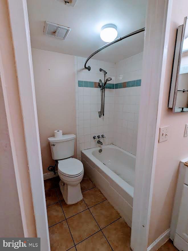 1621 Parkcrest Circle, Unit 101 Reston, VA 20190 - Photo 11 of 16 a bathroom with a sink a toilet a mirror a vanity and bathtub