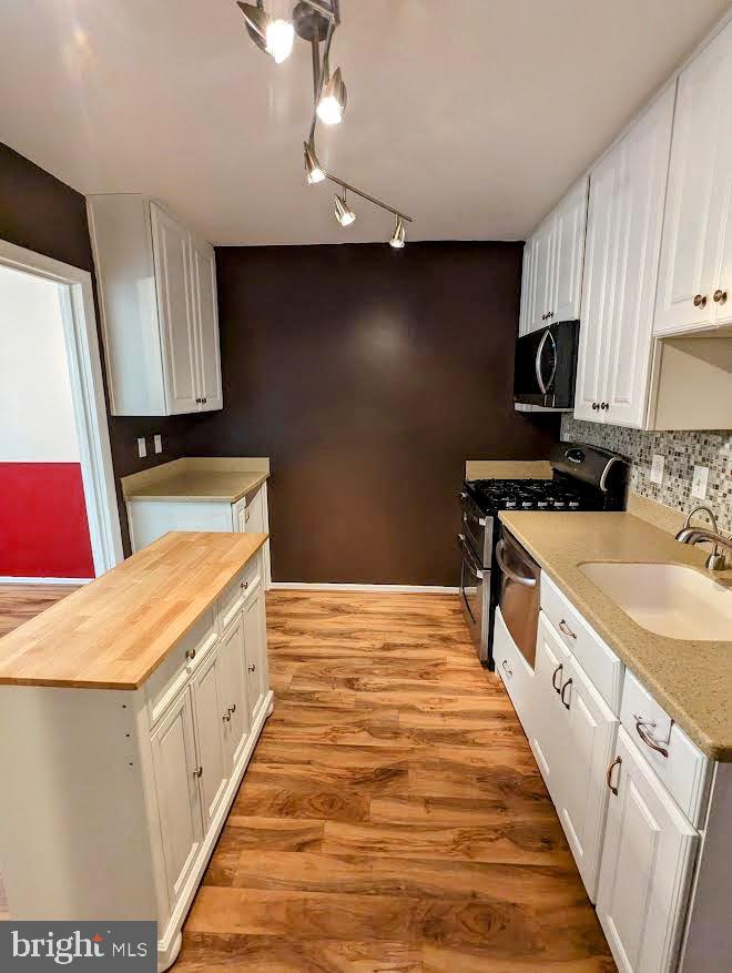 1621 Parkcrest Circle, Unit 101 Reston, VA 20190 - Photo 4 of 16 a kitchen with stainless steel appliances a sink stove and cabinets