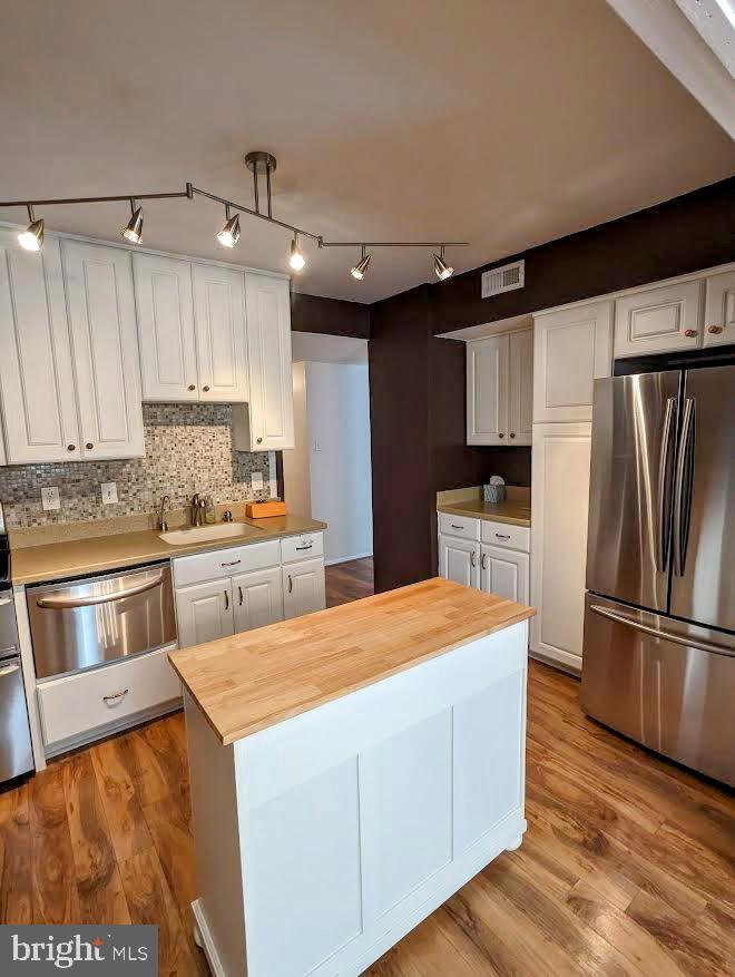 1621 Parkcrest Circle, Unit 101 Reston, VA 20190 - Photo 6 of 16 a kitchen with stainless steel appliances a refrigerator and a stove top oven