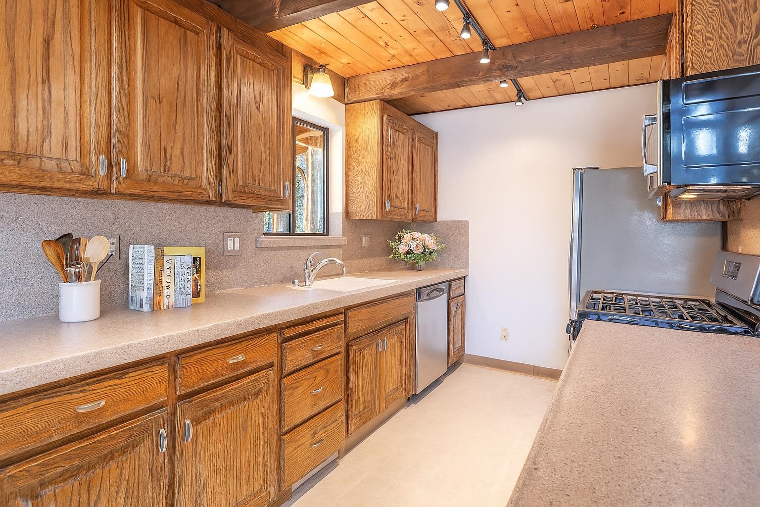 14129 Tyrol Road Truckee, CA 96161 - Photo 9 of 24 Gallery Image 9