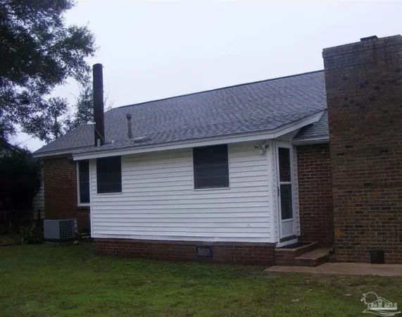a view of a house with a backyard
