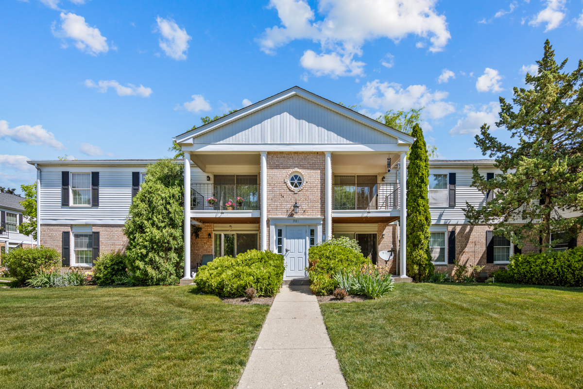 981 Golf Course Road, Unit 3 Crystal Lake, IL 60014 - Photo 1 of 24