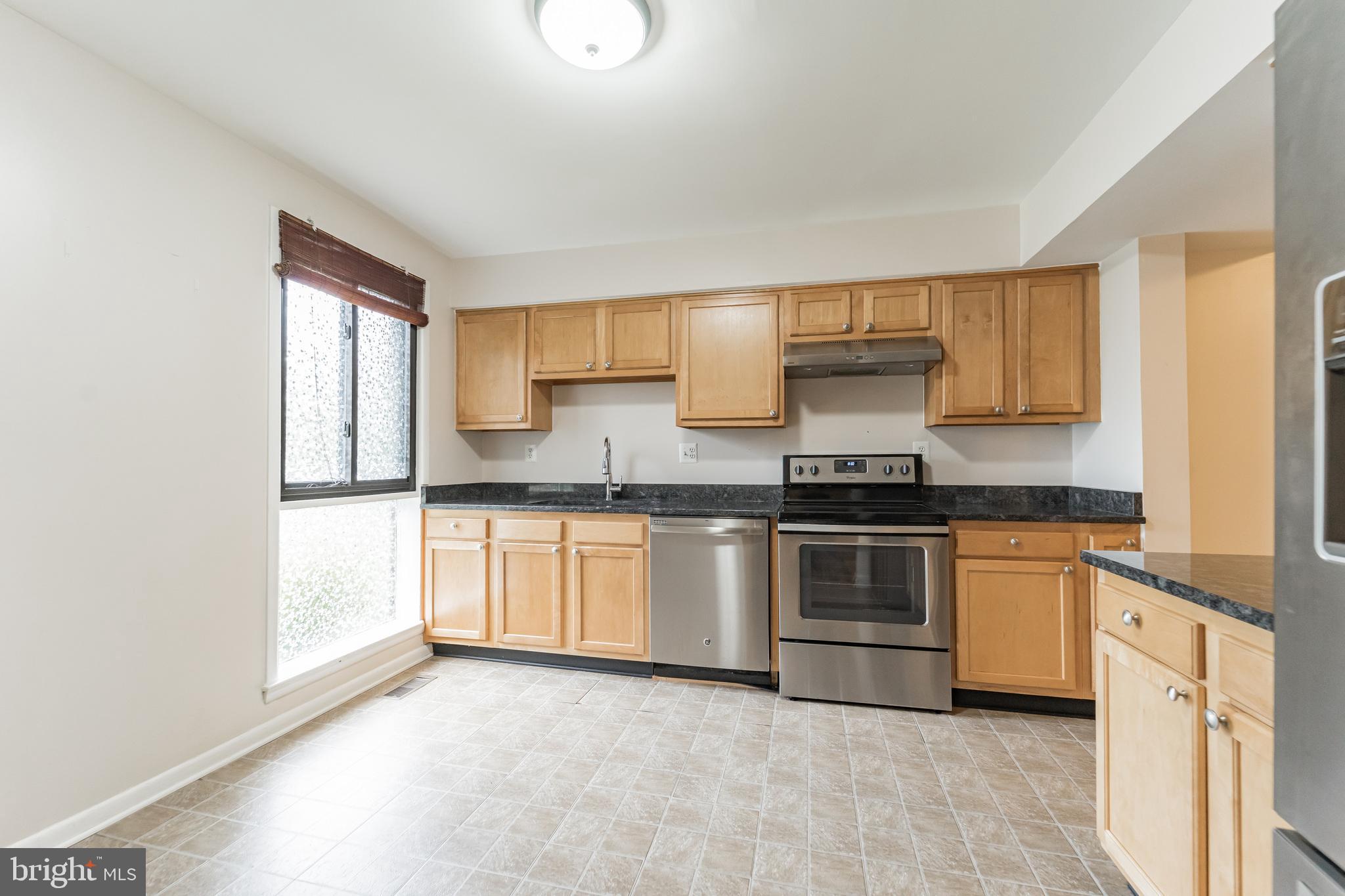 5320 Eliots Oak Road Columbia, MD 21044 - Photo 6 of 31 Kitchen with Granite Countertops