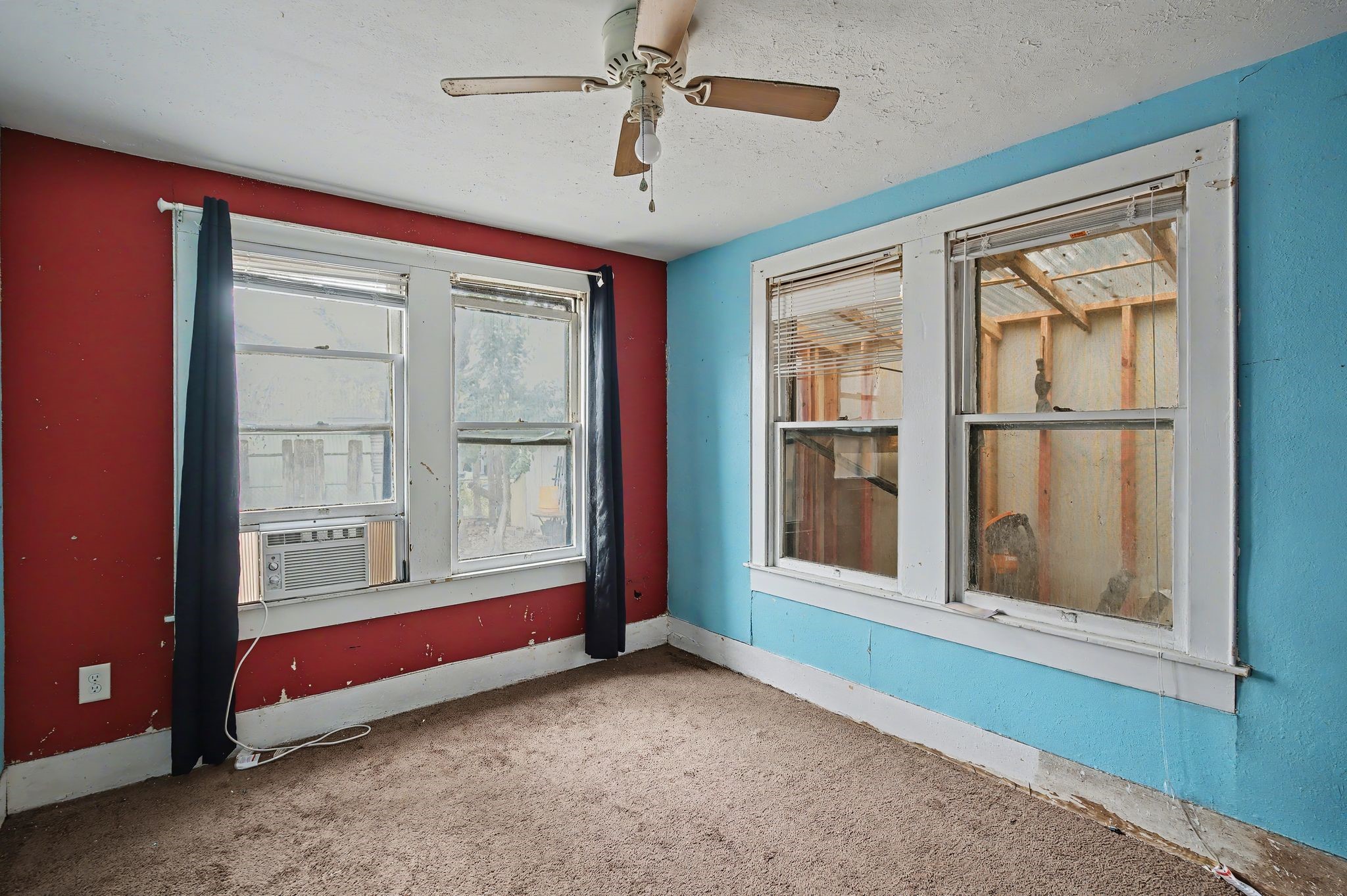1222 Genova Street Houston, TX 77009 - Photo 12 of 15 A second bedroom could be easily updated with a fresh coat of paint and new light fixture.