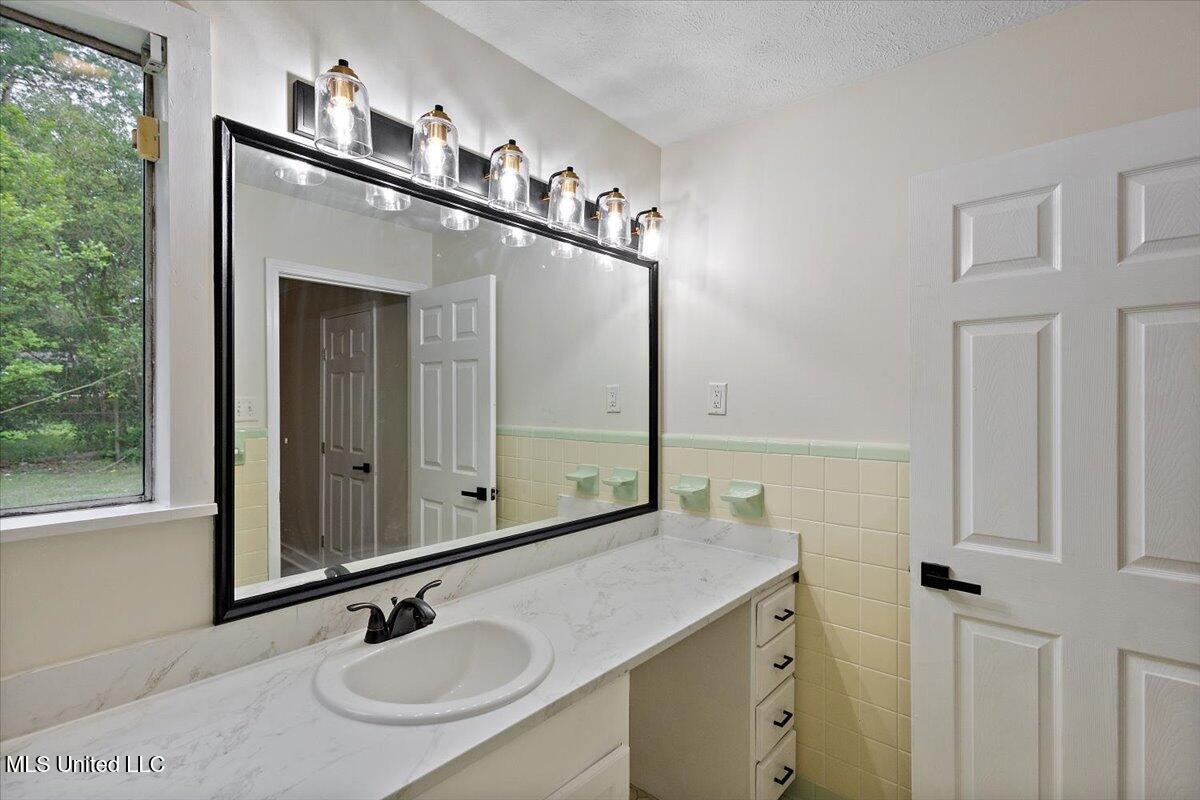 5824 Old Canton Road Jackson, MS 39211 - Photo 13 of 18 bath2