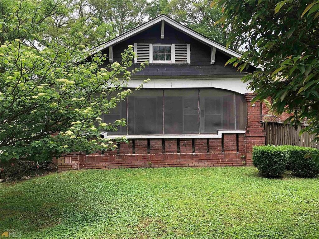 a view of front of a house with a yard