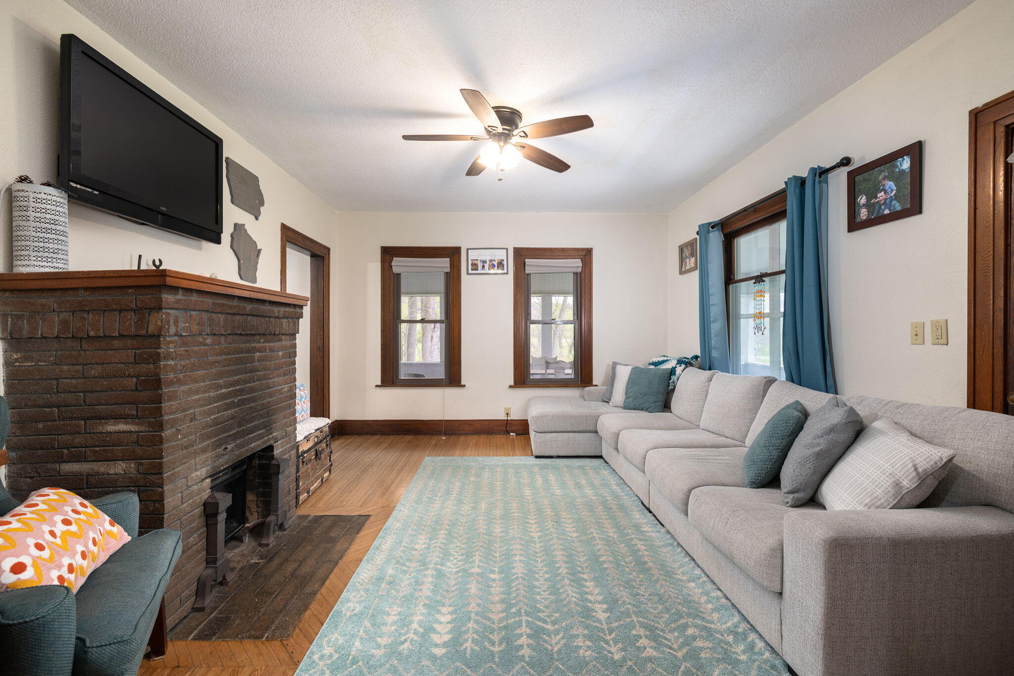 S1198 County Rd K Chaseburg, WI 54621 - Photo 3 of 34 Living Room