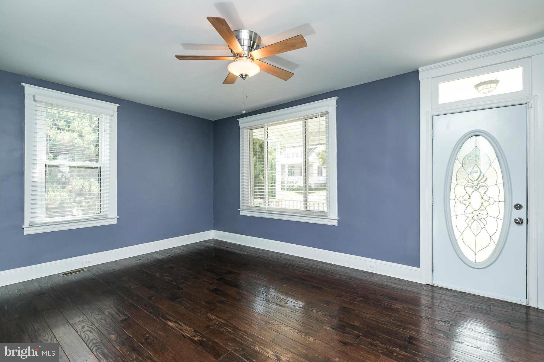 3806 Ridgecroft Road Baltimore, MD 21206 - Photo 5 of 30 Living Room