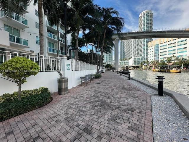 41 Southeast 5th Street, Unit 2112 Miami, FL 33131 - Photo 29 of 45 a view of a house with backyard and sitting area