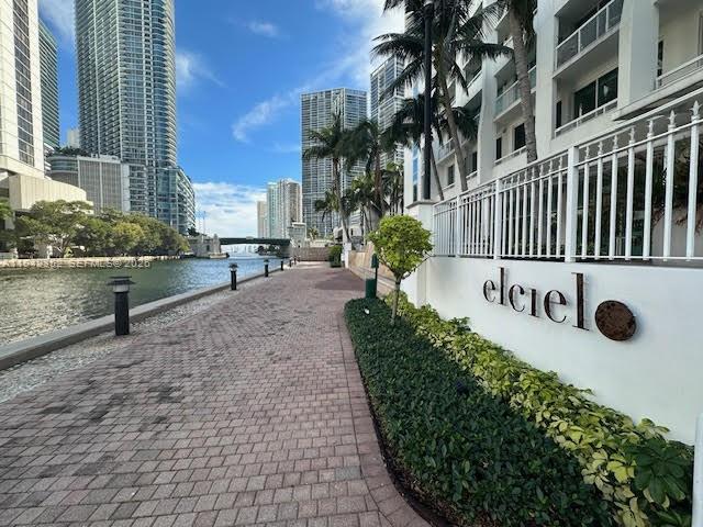 41 Southeast 5th Street, Unit 2112 Miami, FL 33131 - Photo 30 of 45 an outdoor view of garden