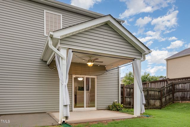 a view of a house with backyard and garden